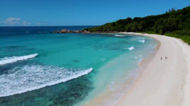 Anse Cocos plajı Seyşel Adaları, Petite Anse... Seyşeller 'de beyaz kum ve turkuaz renkli okyanusları olan güzel bir sahil. La Digue Adası, Seyşeller. 