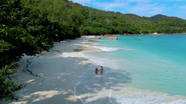 Praslin Adası Seyşeller 'deki Anse Lazio plajında birkaç Asyalı kadın ve beyaz erkek., 