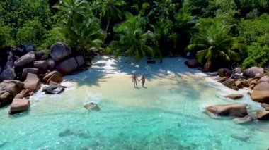 Praslin Adası Seyşeller 'deki Anse Lazio plajında bir çift, Anse Petite Lazio sahilinde gizli küçük plaj, Praslin, Seyşeller