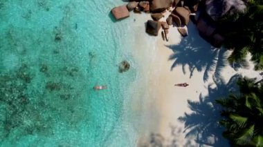 Yukarıdan, Praslin Adası Seyşeller 'deki Anse Lazio plajındaki bir çiftin manzarası Anse Petite Lazio sahilindeki gizli küçük plaj, Praslin, Seyşeller