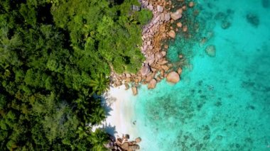 Praslin adasındaki Anse Lazio plajı Seyşeller, Anse Petite Lazio sahilindeki gizli küçük plaj, Praslin, Seyşeller