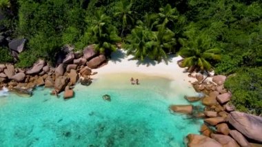 Praslin Adası Seyşeller 'deki Anse Lazio plajında bir çift, Anse Petite Lazio sahilinde gizli küçük plaj, Praslin, Seyşeller