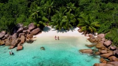 Praslin Adası Seyşeller 'deki Anse Lazio sahilindeki bir çiftin insansız hava aracı görüntüsü Anse Petite Lazio sahilindeki gizli küçük plaj, Praslin, Seyşeller