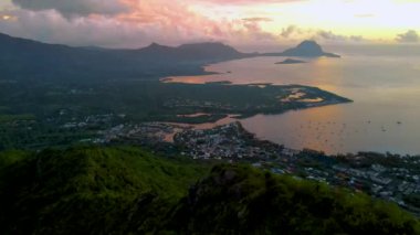 Mauritius, gün batımında dağdan manzara, gün batımında Black River Gorges Ulusal Parkı Mauritius, bir dağın tepesinde gün batımını izleyen çift.