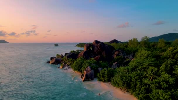 Anse Source Dargent是塞舌尔最美丽的海滩 塞舌尔拉迪古岛海滩的日落 — 图库视频影像