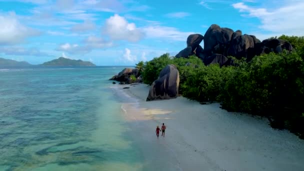 Пара Чоловіків Жінок Які Гуляють Пляжі Анс Джерела Дарджент Найкрасивішим — стокове відео