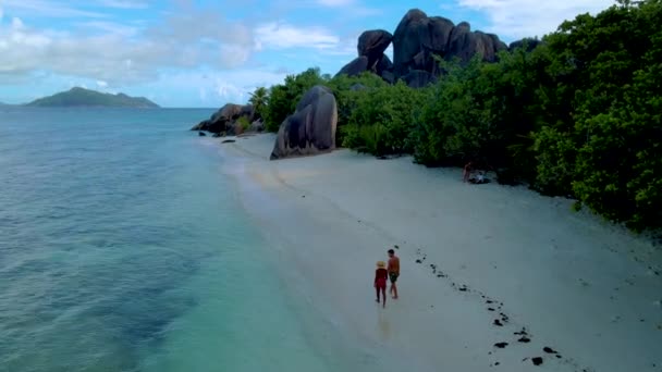 Anse Source Dargent Sahilinde Yürüyen Bir Çift Seyşeller Deki Güzel — Stok video
