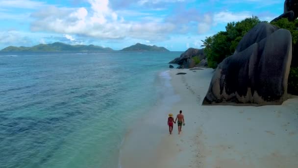 Пару Мужчин Женщин Прогуливаются Пляжу Анс Источника Dargent Рано Утром — стоковое видео