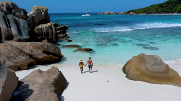 Coppia Uomini Donne Sulla Spiaggia Anse Cocos Seychelles Digue Island — Video Stock