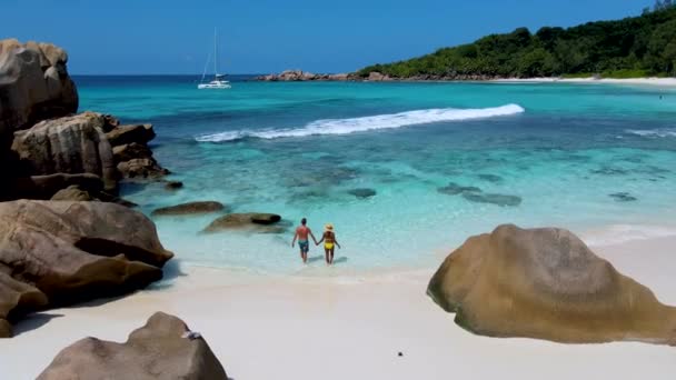 Para Mężczyzn Kobiet Plaży Anse Cocos Seszele Digue Island — Wideo stockowe
