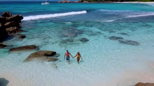 Pareja Hombres Mujeres Playa Anse Cocos Seychelles Digue Island — Vídeos de Stock