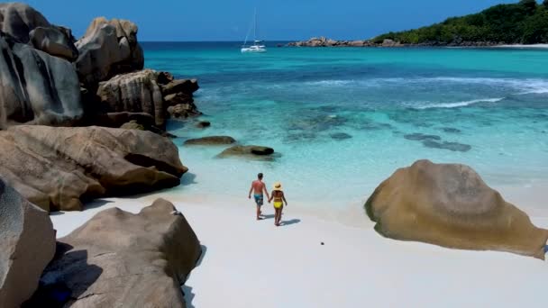 Пара Чоловіків Жінок Плавають Пляжі Анс Кокос Острів Сейшельські Острови — стокове відео