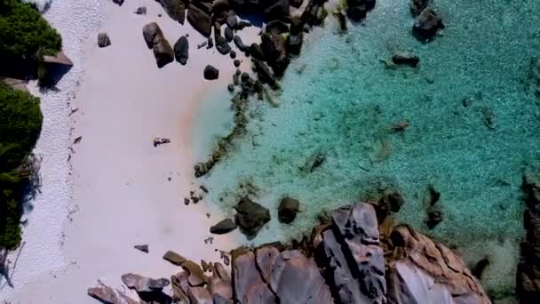 Widok Góry Kilka Mężczyzn Kobiet Plaży Anse Cocos Seszele Digue — Wideo stockowe
