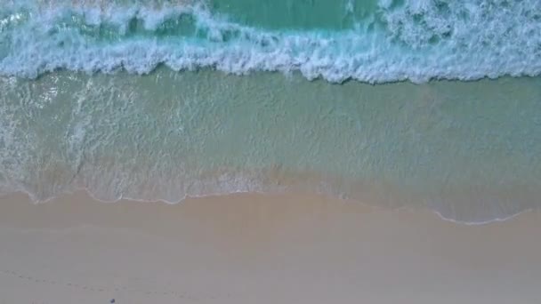Drone Θέα Από Ψηλά Στα Κύματα Του Ωκεανού Στην Παραλία — Αρχείο Βίντεο