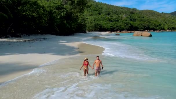 Pareja Caminando Playa Anse Lazio Isla Praslin Seychelles — Vídeo de stock