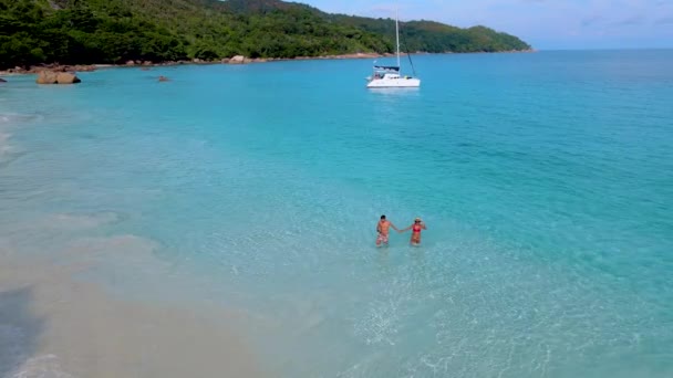 Pareja Océano Azul Playa Anse Lazio Isla Praslin Seychelles — Vídeo de stock