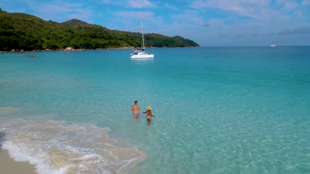 Pareja Océano Azul Playa Anse Lazio Isla Praslin Seychelles — Vídeo de stock