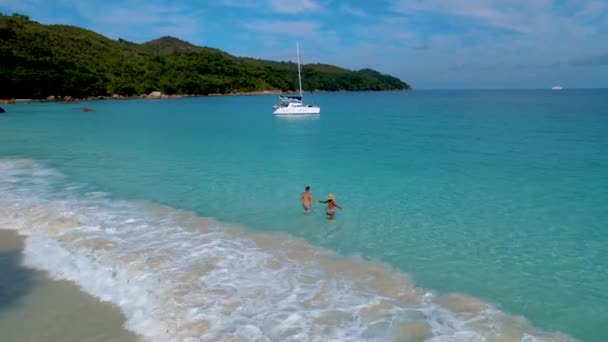 Ζευγάρι Στην Παραλία Του Anse Lazio Παραλία Στο Νησί Praslin — Αρχείο Βίντεο