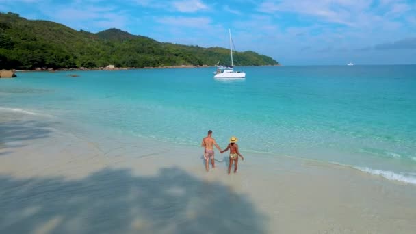 Pár Pláži Anse Lazio Pláž Ostrově Praslin Seychely Muži Ženy — Stock video