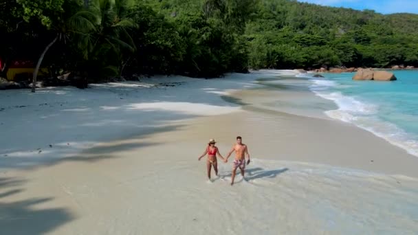 Ζευγάρι Στην Παραλία Του Anse Lazio Praslin Νησί Σεϋχέλλες Ένα — Αρχείο Βίντεο