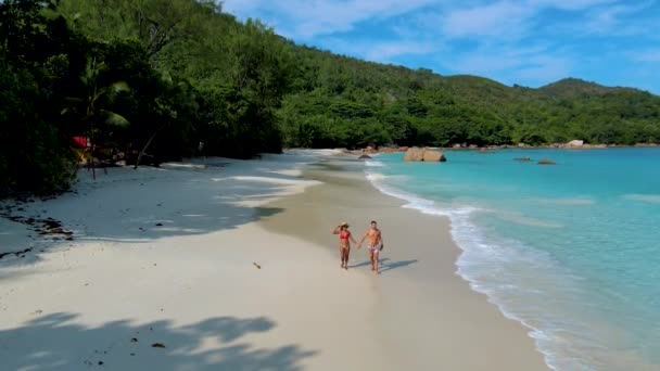 Pareja Playa Anse Lazio Praslin Isla Seychelles Una Mañana Soleada — Vídeo de stock