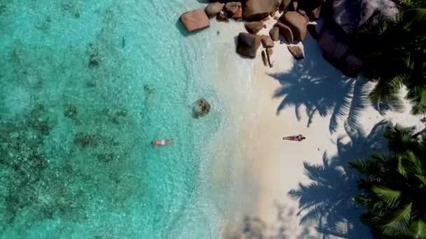 Utsikt Uppifrån Ett Par Stranden Anse Lazio Stranden Praslin Seychellerna — Stockvideo
