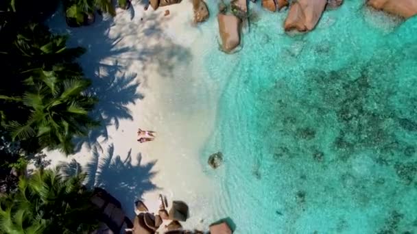 Yukarıdan Praslin Adası Seyşeller Deki Anse Lazio Plajındaki Bir Çiftin — Stok video