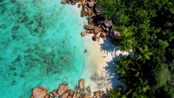 Pareja Playa Anse Lazio Playa Praslin Isla Seychelles Secreto Pequeña — Vídeo de stock
