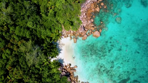 Homens Praia Anse Lazio Praia Praslin Ilha Seychelles Segredo Pequena — Vídeo de Stock