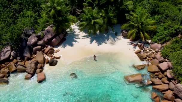 Pareja Playa Anse Lazio Playa Praslin Isla Seychelles Secreto Pequeña — Vídeos de Stock