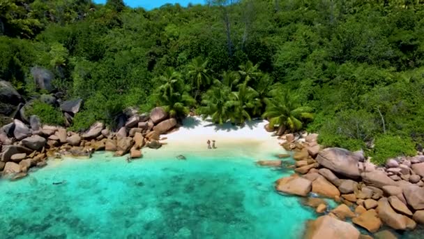 Paar Strand Von Anse Lazio Praslin Insel Seychellen Geheimnisvoller Kleiner — Stockvideo