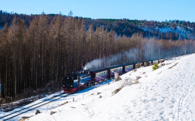 Almanya 'nın Harz ulusal parkında kış boyunca buharlı tren, kış manzarası boyunca Brocken Bahn treni, Brocken, Harz Almanya