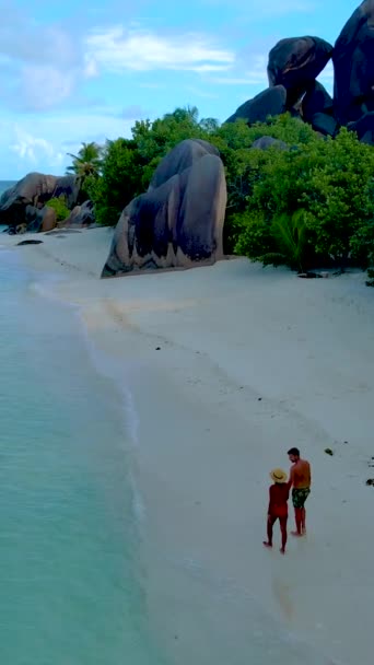 近日清晨 一对男女情侣在塞舌尔美丽的海滩Anse Source Dargent海滩上散步 拉迪古岛 — 图库视频影像