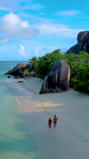 Μερικοί Άνδρες Και Γυναίκες Περπατούν Στην Παραλία Της Anse Source — Αρχείο Βίντεο