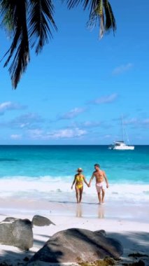 Praslin Adası Seyşeller 'deki Anse Lazio plajında bir çift kadın ve erkek.