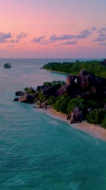 Anse Source DArgent sahilinde gün batımı Seyşeller 'deki en güzel plajdır. La Digue Adası, Seyşeller. 