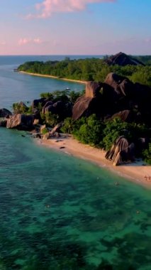 Anse Source DArgent sahilinde gün batımı Seyşeller 'deki en güzel plajdır. La Digue Adası, Seyşeller. 