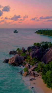 Anse Source DArgent 'ta gün batımı Seyşeller' deki en güzel plajdır. La Digue Adası, Seyşeller. 