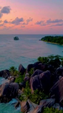 Anse Source DArgent Seychelles sahilinde gün batımı. La Digue Adası