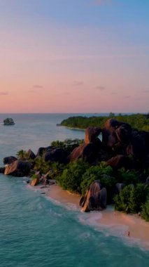 Anse Source DArgent La Digue sahilinde gün batımı Seyşeller 'in en güzel plajı. La Digue Adası, Seyşeller. 