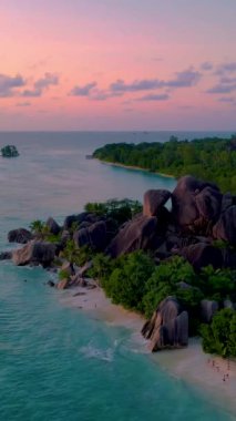 Anse Source DArgent La Digue sahilinde gün batımı Seyşeller 'in en güzel plajı. La Digue Adası, Seyşeller. 
