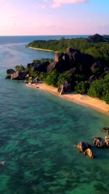 Anse Source DArgent 'ta gün batımı Seyşeller' deki en güzel plajdır. La Digue Adası, Seyşeller. 