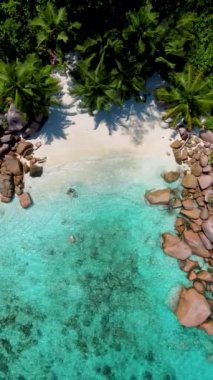 Praslin Adası Seyşeller 'deki Anse Lazio sahilinde yüzen erkekler, Anse Petite Lazio sahilindeki gizli küçük plaj, Praslin, Seyşeller