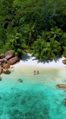 Praslin Adası Seyşeller 'deki Anse Lazio sahilinde yürüyen çift, Anse Petite Lazio sahilindeki gizli küçük plaj, Praslin, Seyşeller