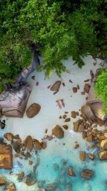 Praslin Adası Seyşeller 'deki Anse Lazio plajındaki çift manzarası Anse Petite Lazio sahilindeki gizli küçük plaj, Praslin, Seyşeller