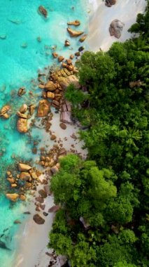 Anse Lazio sahilindeki büyük taşlı çift manzaralı Praslin Adası Seyşeller, Anse Petite Lazio sahilindeki gizli küçük plaj, Praslin, Seyşeller