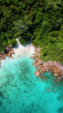 Praslin adasındaki Anse Lazio plajı Seyşeller, Anse Petite Lazio sahilindeki küçük plaj, Praslin, Seyşeller, turkuaz renkli okyanus.