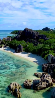 Anse Source DArgent 'ta gün batımı Seyşeller' deki en güzel plajdır. Turkuaz renkli bir okyanusu olan La Digue Adası