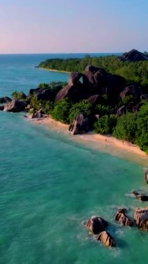 Anse Source DArgent 'ta gün batımı Seyşeller' deki en güzel plajdır. Turkuaz renkli bir okyanusu olan La Digue Adası