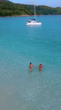 Praslin Adası Seyşeller 'deki Anse Lazio plajında mavi okyanusta bir çift.
